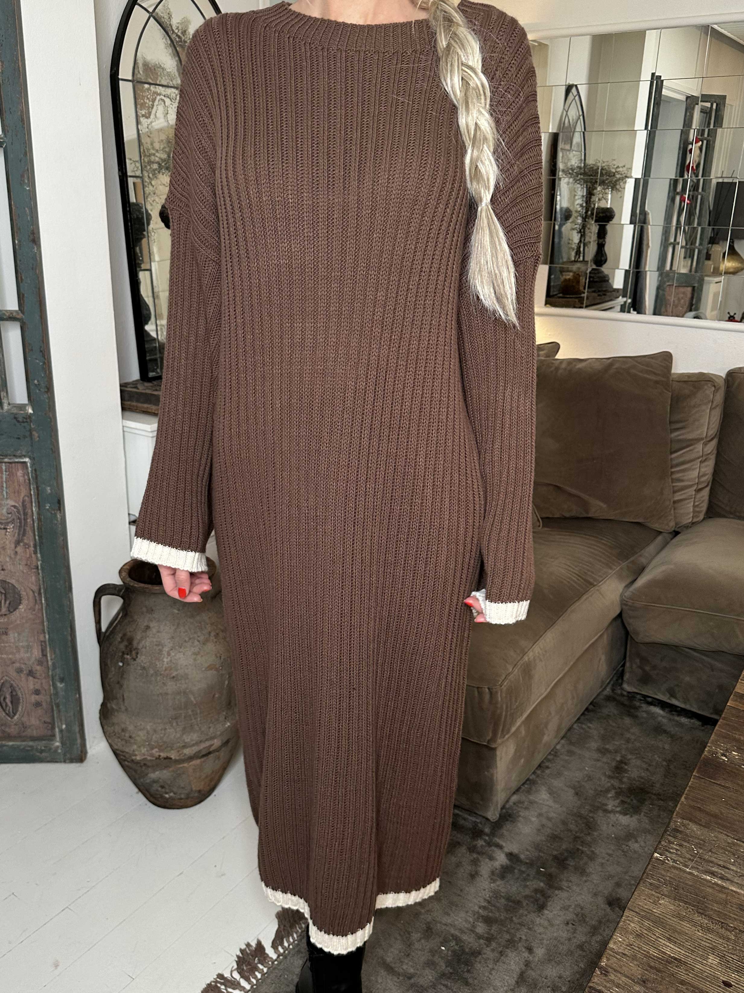 Ramona - Lång stickad klänning med färgade kanter